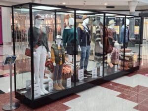retail-shop-glass-showcase-display-cabinet-in-clothing-store