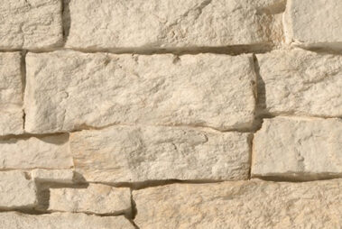 close-up-of-interior-stone-wall-cladding-panels-in-teruel-blanco-colour